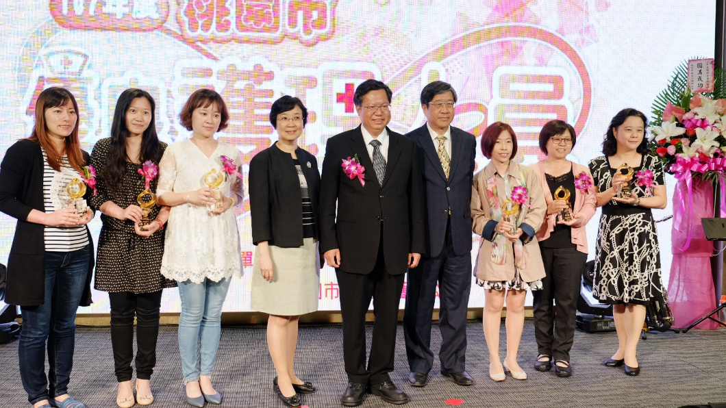 桃園市表揚優良護理人員,(右三)為護理師賴文莉。圖/取自桃園市衛生局