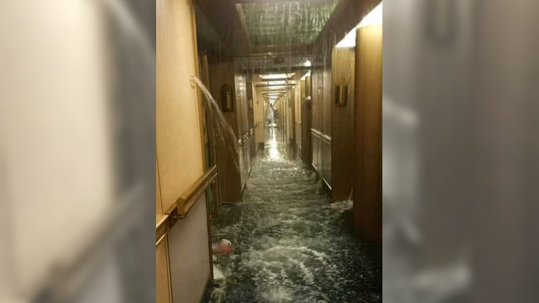 水管破裂走廊淹水 郵輪變《鐵達尼號》