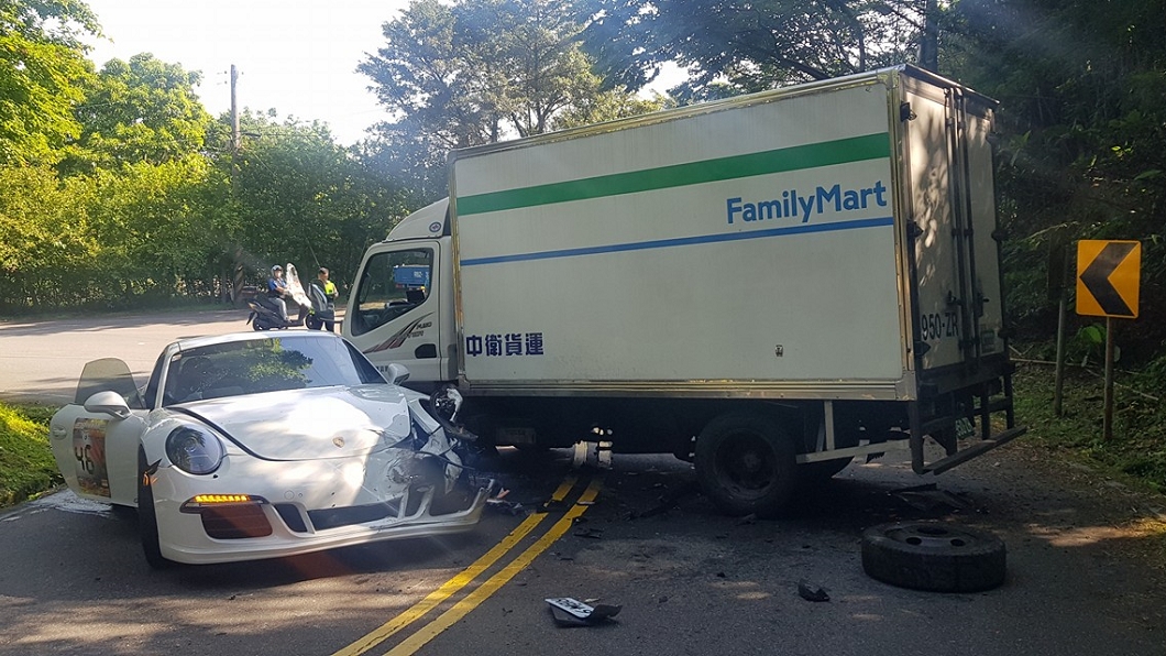 疑下坡打滑!保時捷遭物流車越線撞爛零件噴滿地