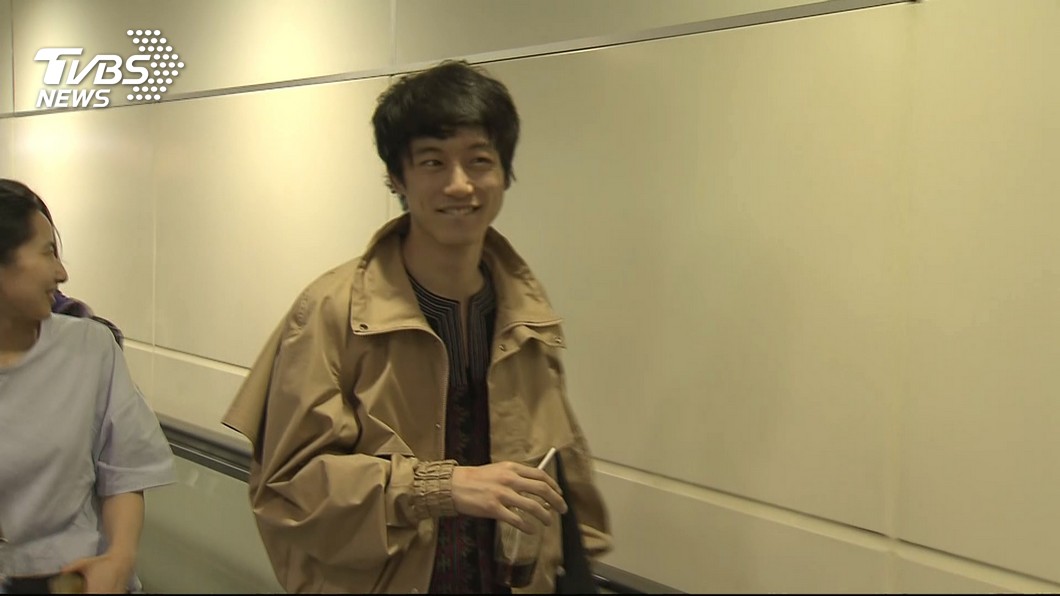 男神坂口健太郎抵台 5百位粉絲暴動接機