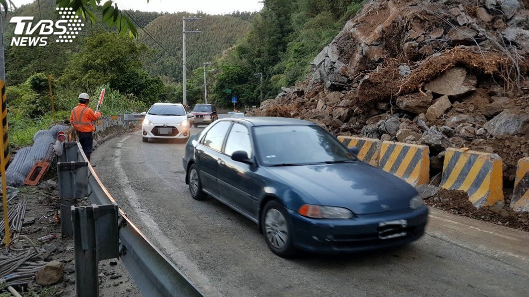阿里山公路土石崩坍封閉 恢復單線通行