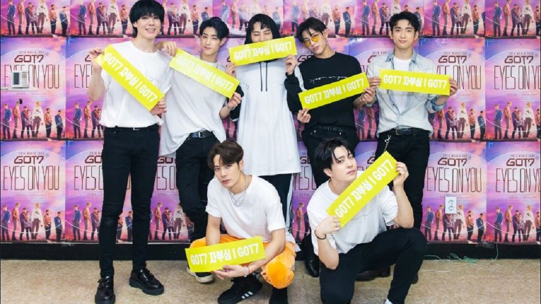 粉絲朝舞台扔異物　GOT7成員痛到摀臉