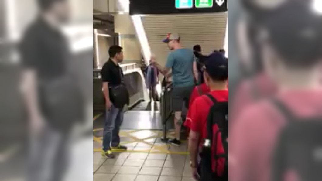 比中指、飆髒話!洋男不滿婦擋路 捷運站大暴走