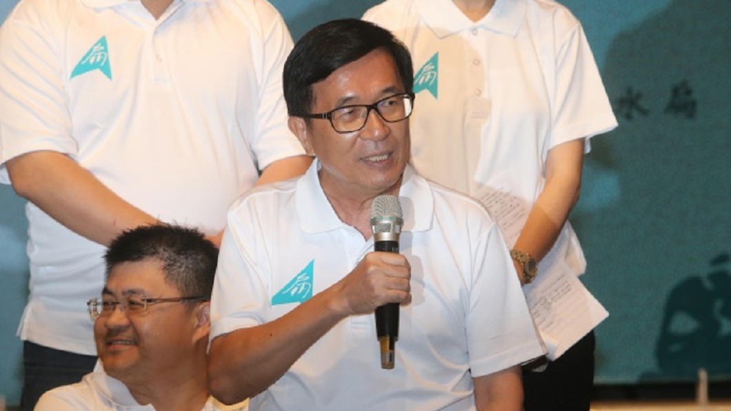 批陳水扁用「勇哥」雕像做秀　人渣文本：抓回去關吧！