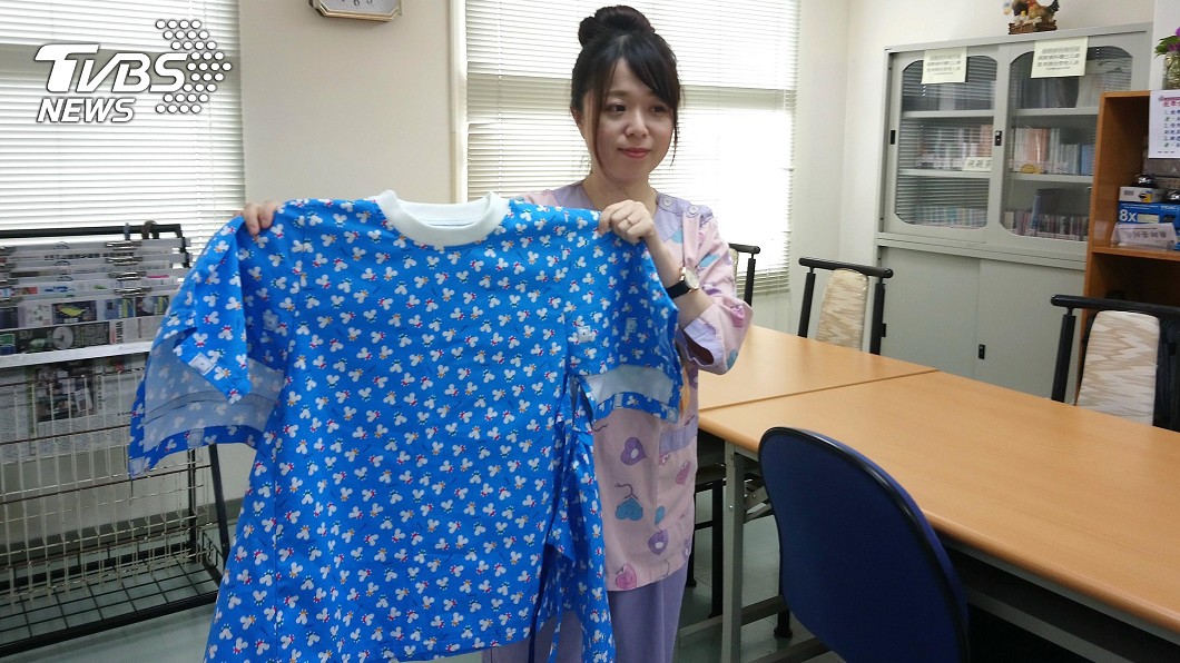 護理師改良病童服 方便穿脫獲專利