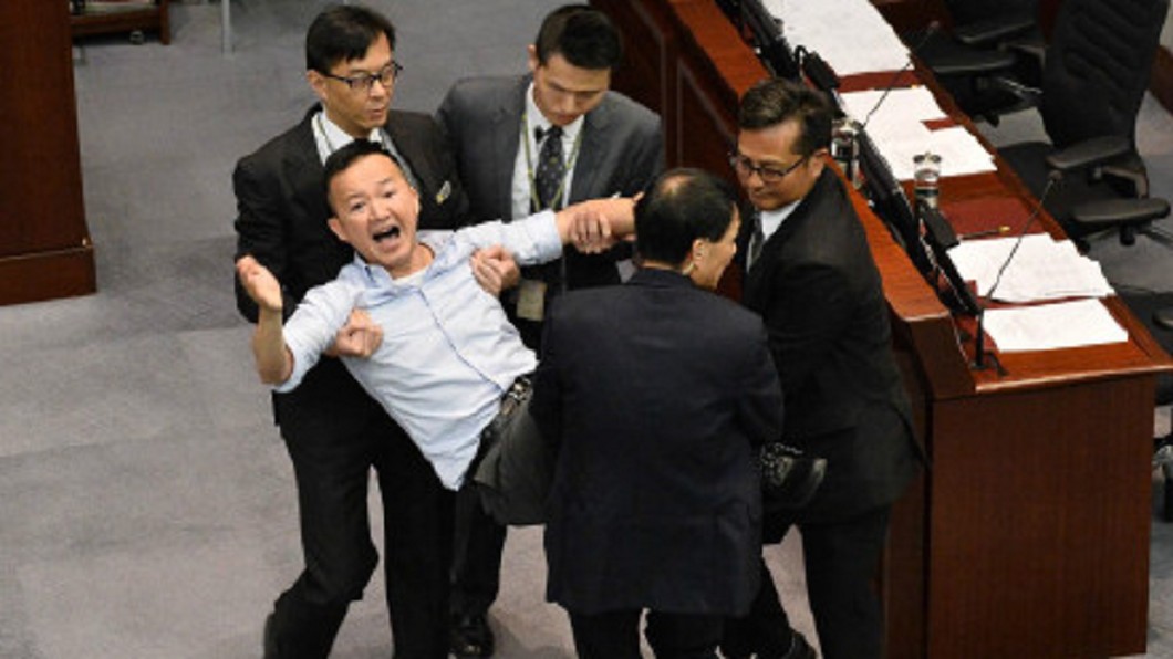 港一地兩檢審議爆衝突 三議員被抬出場