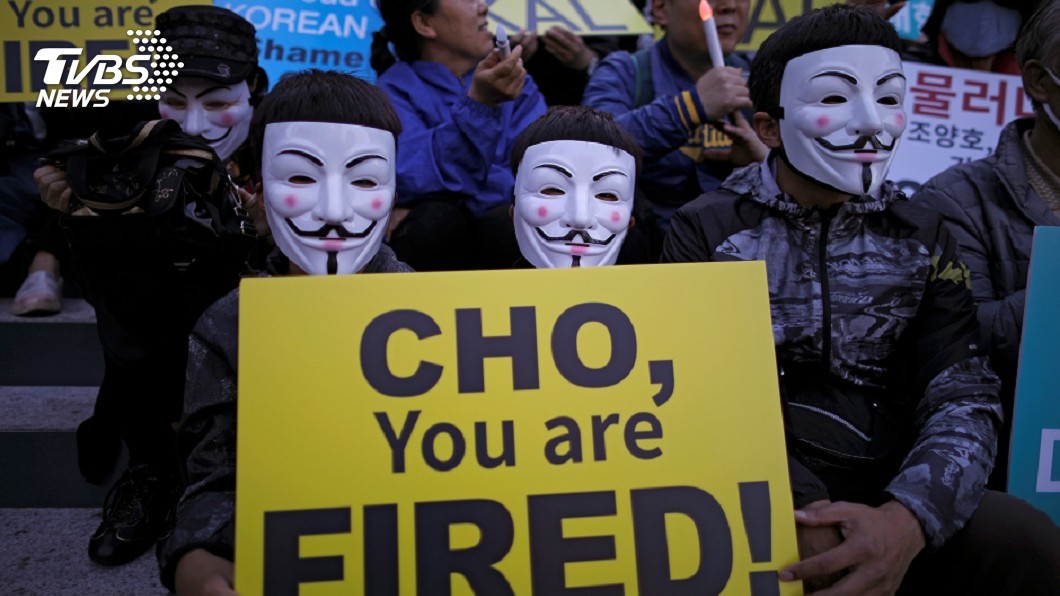 踢走趙氏家族! 韓航員工扮V怪客沉痛抗議