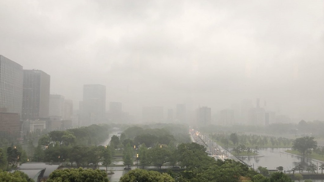 受鋒面影響!日本東京下大雨 氣溫驟降