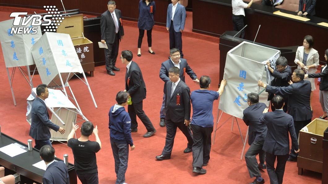 立院表決不處理促轉人事案協商 藍委退席抗議