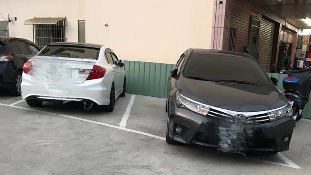 妻笑老公停車壓線「三寶技術」　網卻讚爆：超貼心