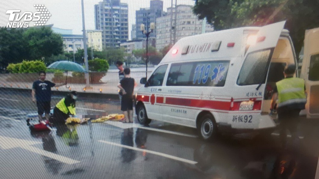 婦人警局前過馬路 遭轎車撞斃