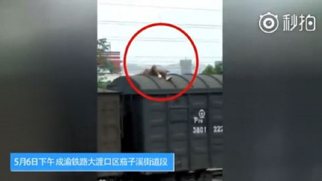 爬火車拍抖音 陸男誤觸高壓電「血肉模糊」