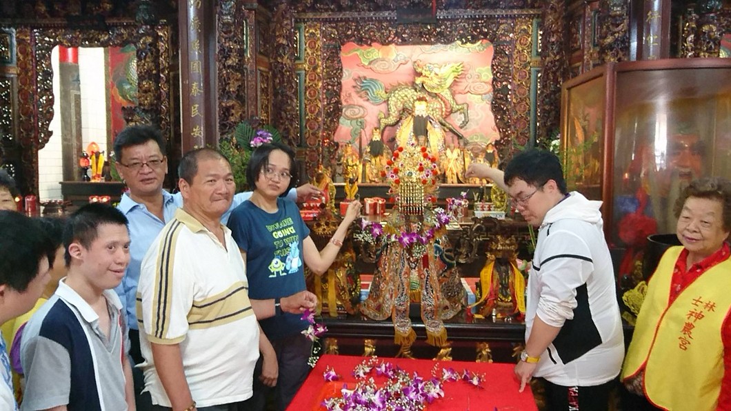 慈悲關懷社區零距離 身障與長者替媽祖祝壽