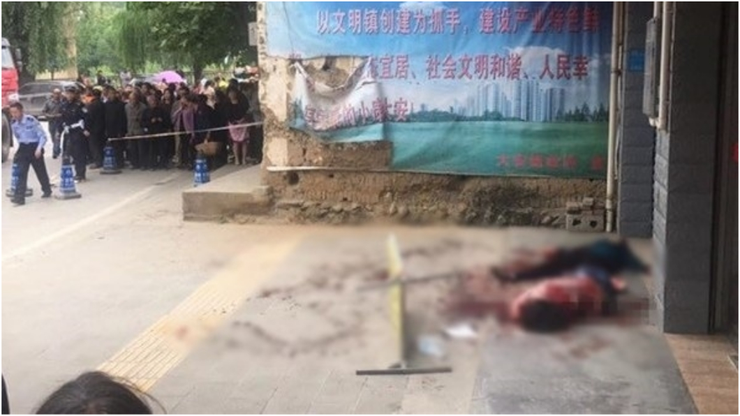 悚！男砍死前妻、岳母後輕生倒地　沿街血腳印…
