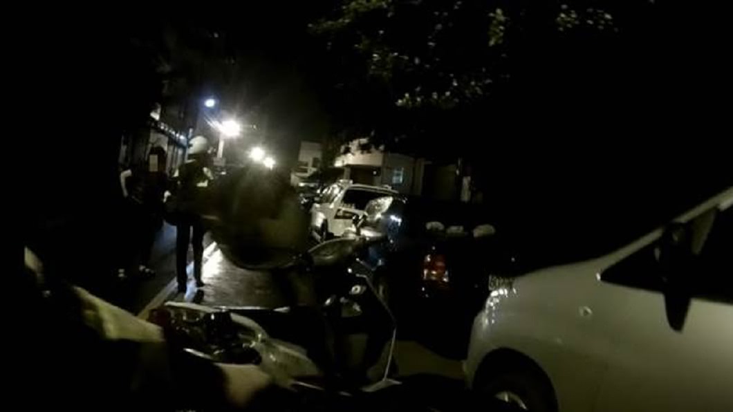 噁心!阿嬤酒駕被攔查 當街拉屎拿糞砸女警