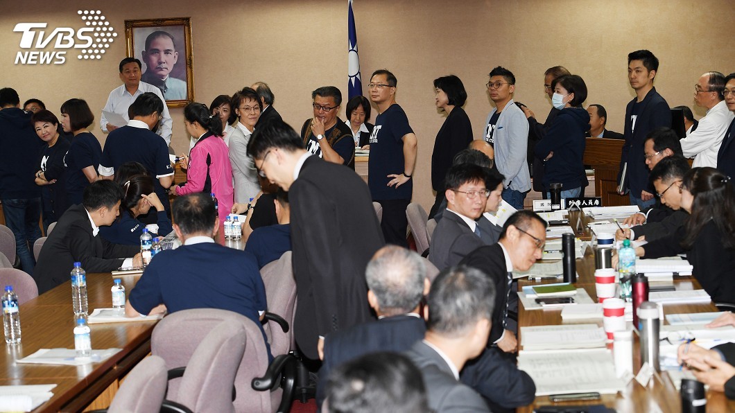 立院審軍改朝野數波交鋒　逐條審查添變數