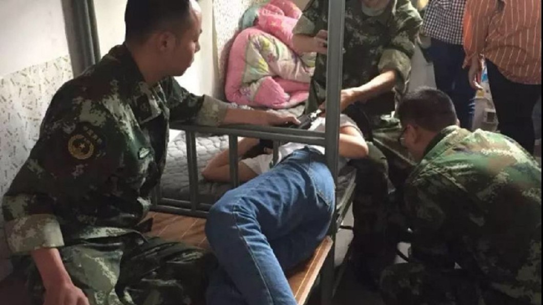 欄杆「鑽一半卡住」 陸女大生秀身材悲劇