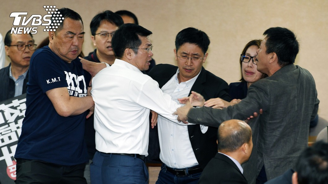 軍改進入宣讀條文 朝野立委爆發推擠衝突