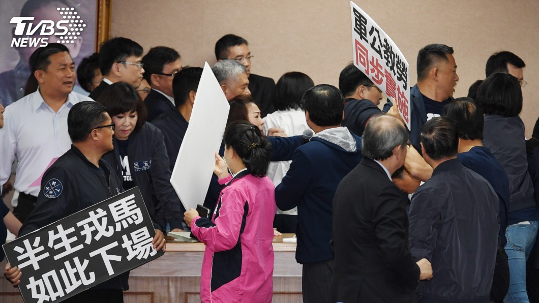 審軍改綠委不滿藍委自備麥克風　再爆衝突