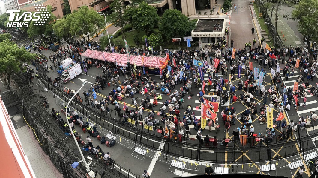 八百壯士立法院外陳抗 平和未有衝突
