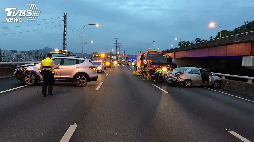 快訊/國三木柵轎車追撞 傷者送醫車潮回堵