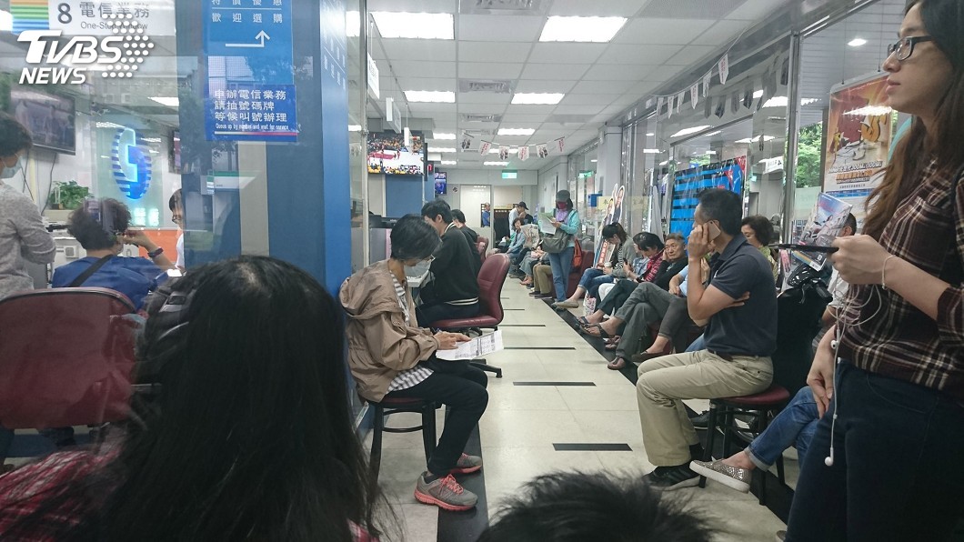 499吃到飽辦不完 門市拉下鐵門發點心