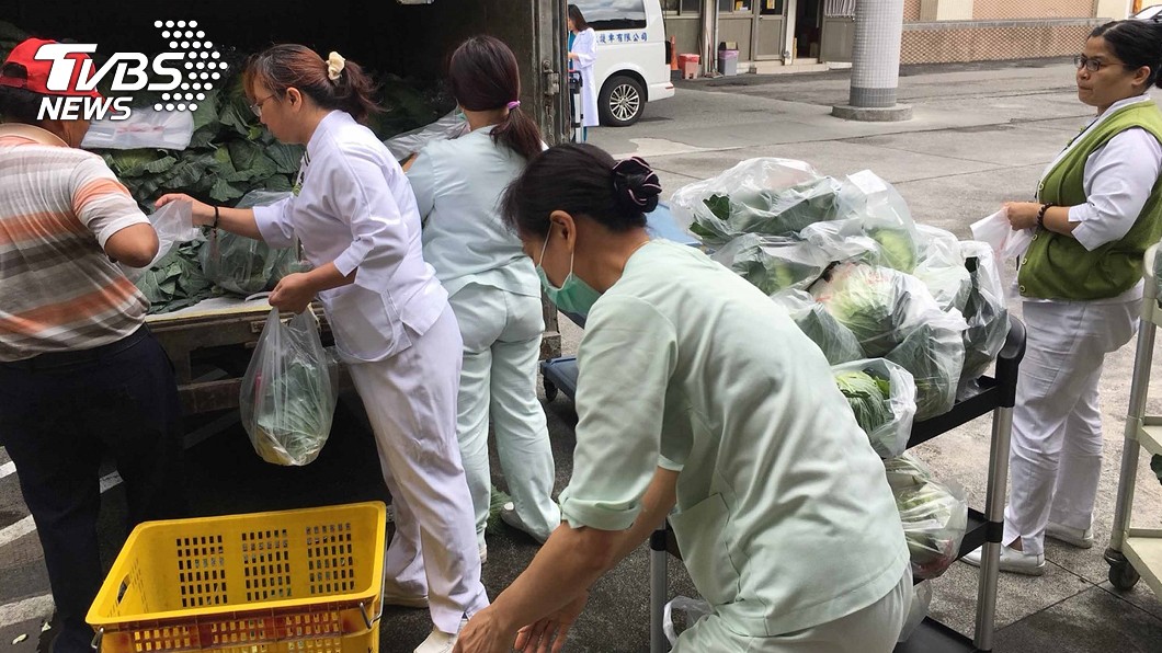 愛心天使 護理師認購高麗菜助老農