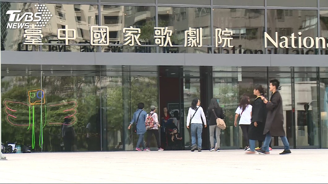 歌劇院玻璃門太乾淨 男撞斷牙求國賠65萬被打臉