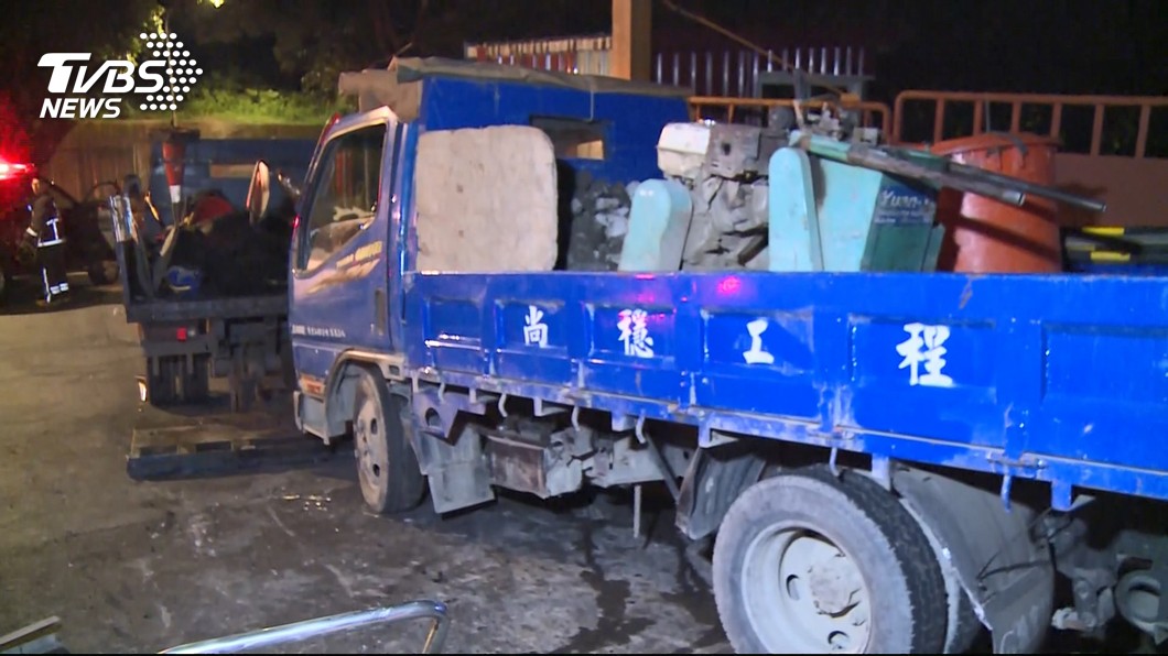 工程車突從斜坡高處滑下　3名工人遭夾擊