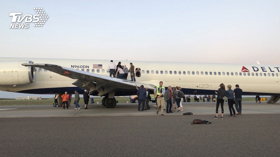 美航空機艙冒煙　乘客滑梯緊急逃生