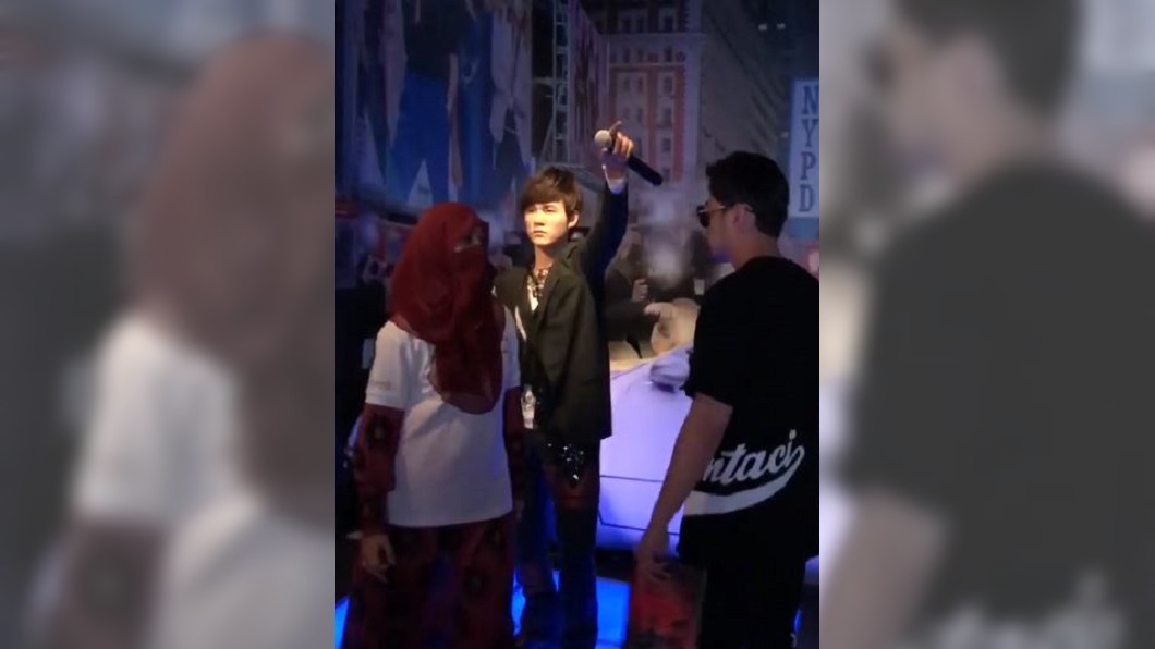 女粉絲搶拍周董蠟像 周杰倫:本尊在這裡