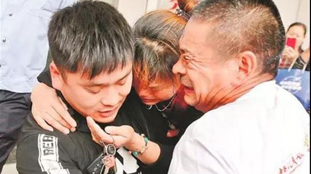 4歲被拐賣22年後終團圓!父母靠這個疤認出他