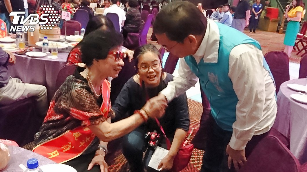 是否還有需要幫助 模範母親尋當年長髮女老師