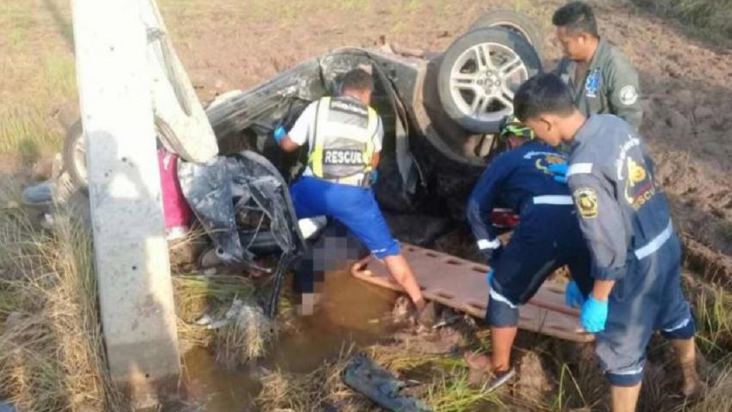 離奇撞電桿!正妹夾到扭曲亡 死前PO:我死父母就有錢