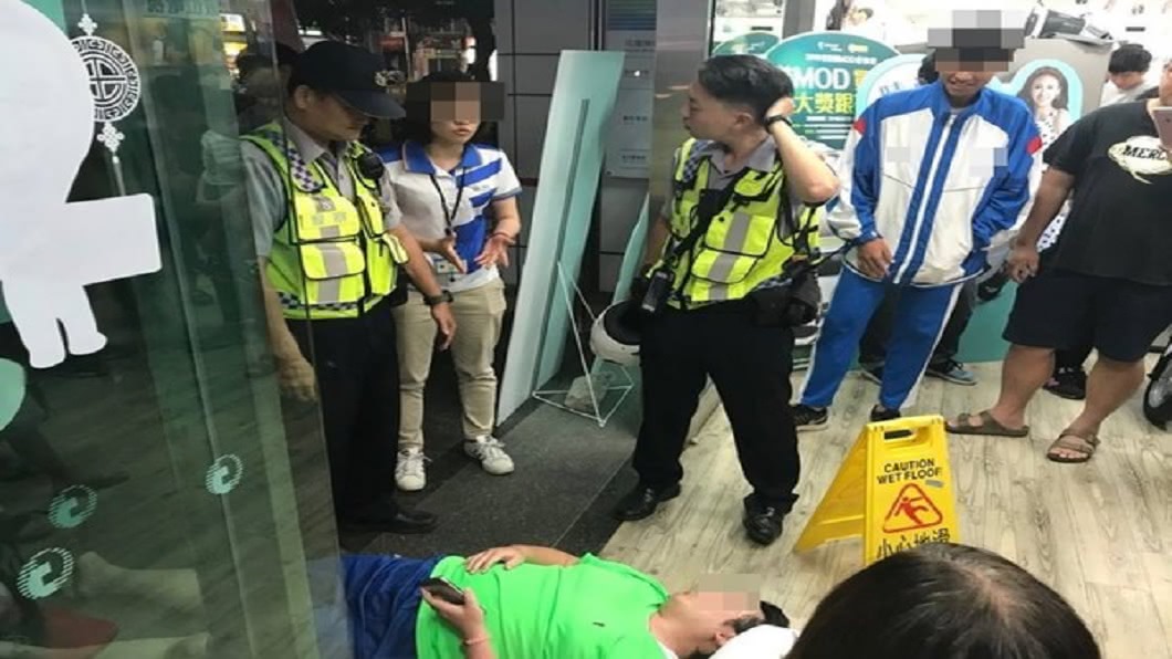 499喪屍潮!「躺地」阻門市下班、狂抽百張號碼牌