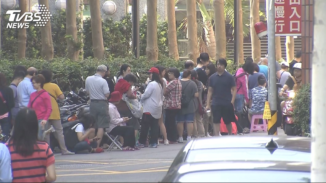 凌晨就卡位! 中華電499「唯一週末」人潮爆