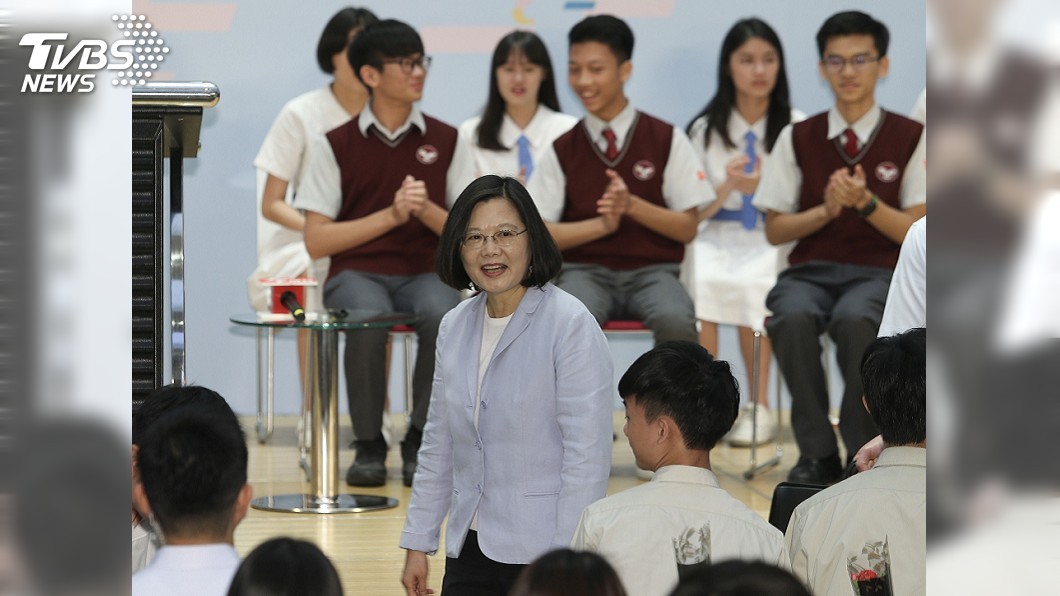 面對高中生　蔡總統：10年後台灣總統會更難做