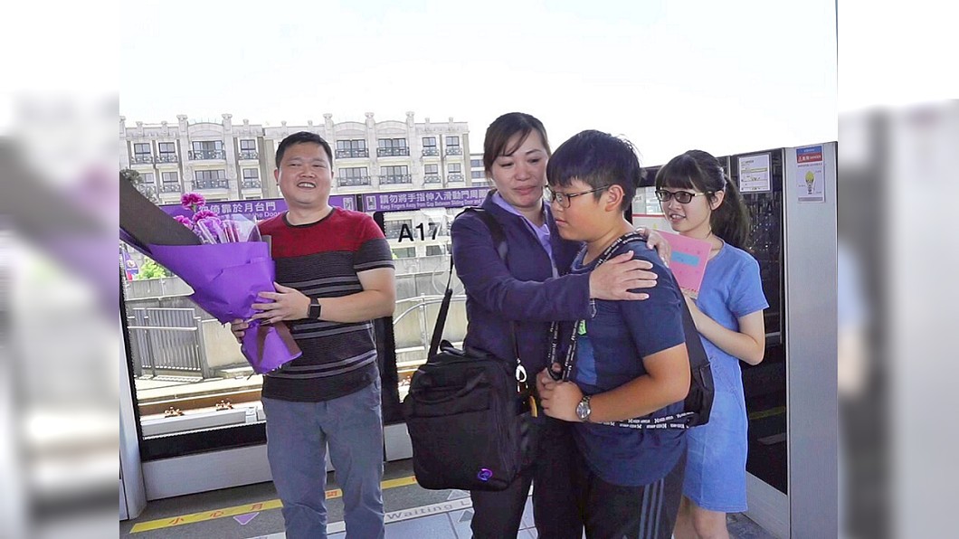 老公帶孩子衝上車送康乃馨　桃捷女司機秒落淚