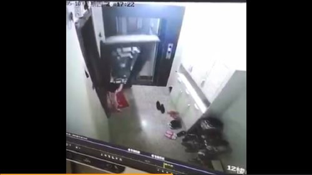 小朋友看家長出門 防盜鐵門脫落重壓