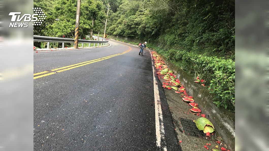 北宜坪林段西瓜掉滿地　重機路過滑倒