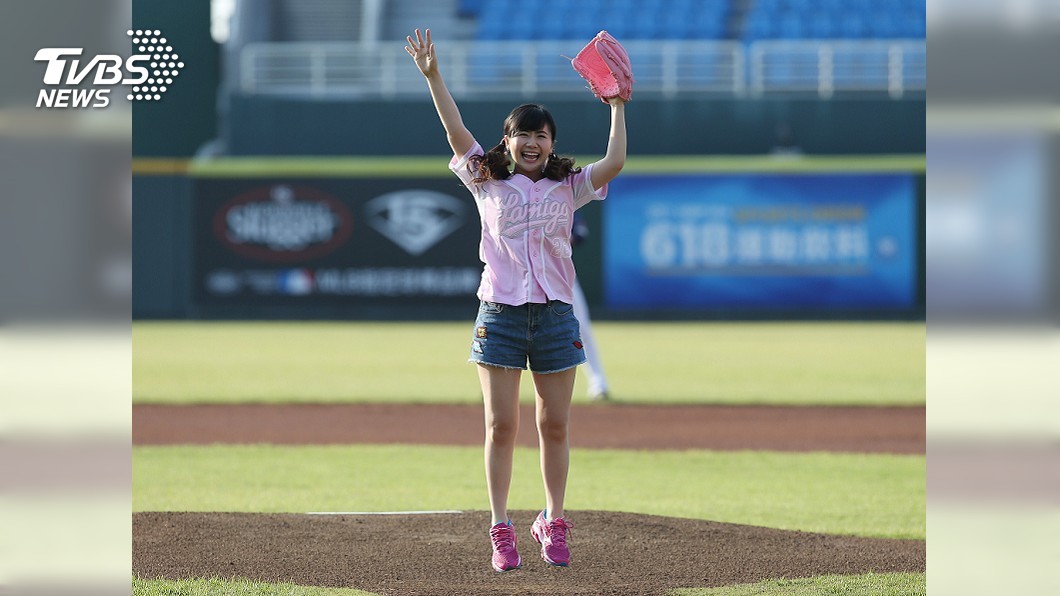 福原愛中職開球自評「87分」 粉色球衣有秘密