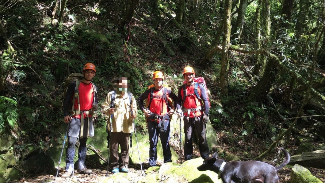 1人1犬受困山區7天　只靠分食「一包花生」撐下來