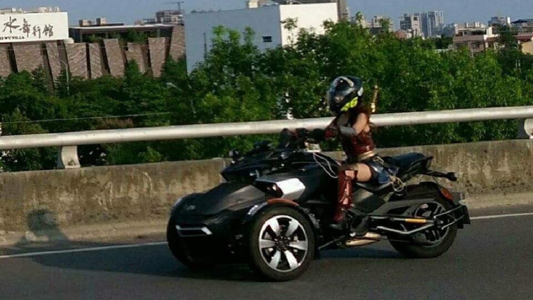 化身神力女超人 超殺重機女騎士讓網友跪了:求正面