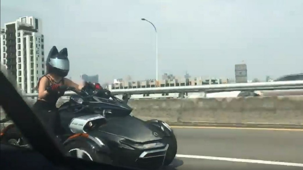 由於女騎士的身材姣好十分吸睛,不少網友都跪求她的正面照。(圖/翻攝自爆廢公社)