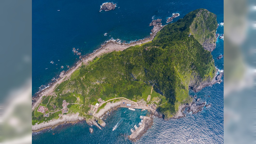 基隆嶼淨灘 意外拍到「鯊魚張開血盆大口」