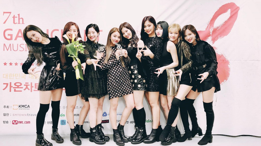 粉絲氣炸! 男主持帶頭性暗示TWICE「服務」