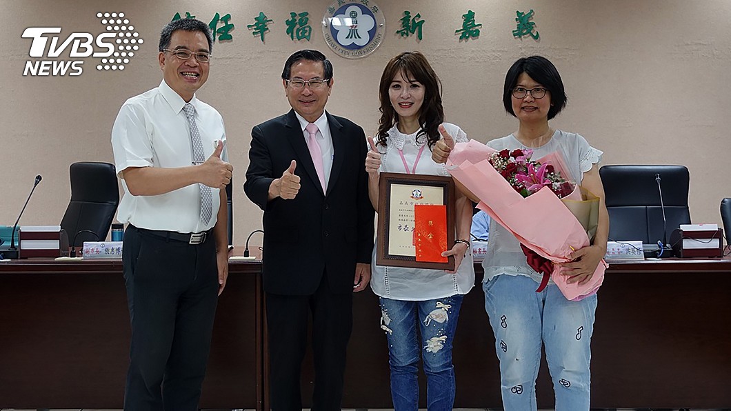 美女校護雨中救人 獲頒護理之光