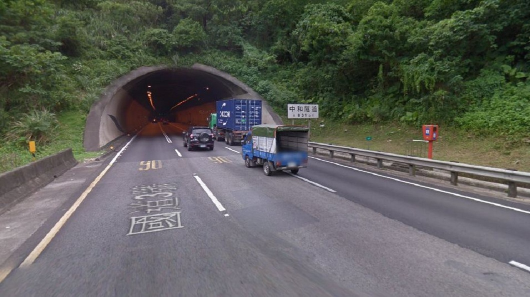 國道遇到大塞車 三寶在隧道內「倒退嚕」變換車道