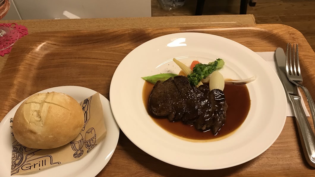 醫院的月子餐竟然還有牛排。(圖/翻攝自Imgur)