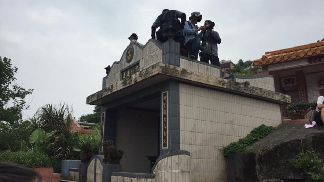夭壽!攝影師拍遶境直接「踩墓坐墳頭」 網批:超沒水準